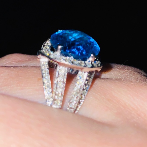 Blue Topaz and diamond right hand ring - Picture 5 of 5